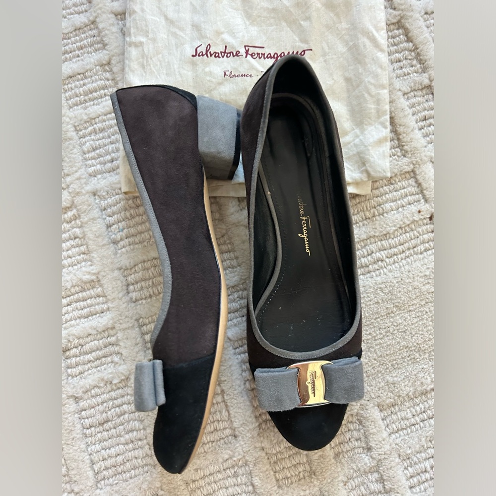 Ferragamo Vara 6.5B Black/grey suede pumps